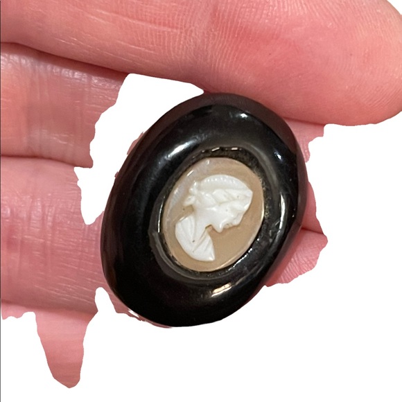 Antique black enamel resin 1940s shell cameo brooch - Picture 4 of 6